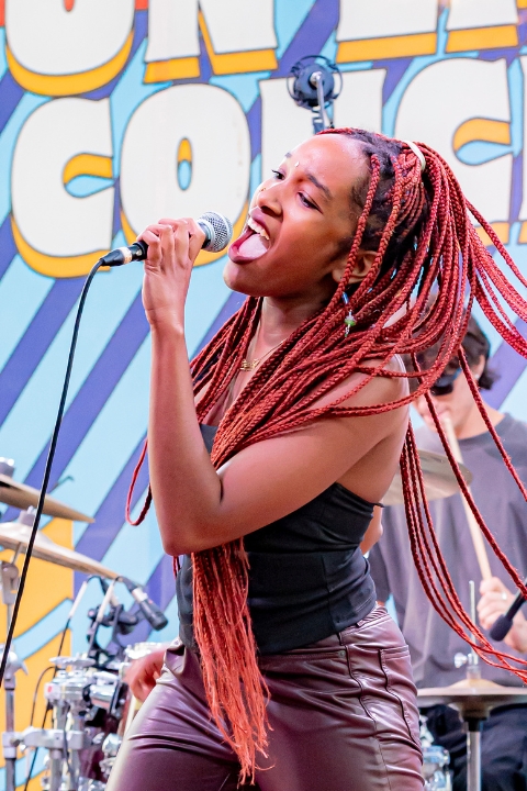 Undergraduate student performs at Un Lago de Conciertos